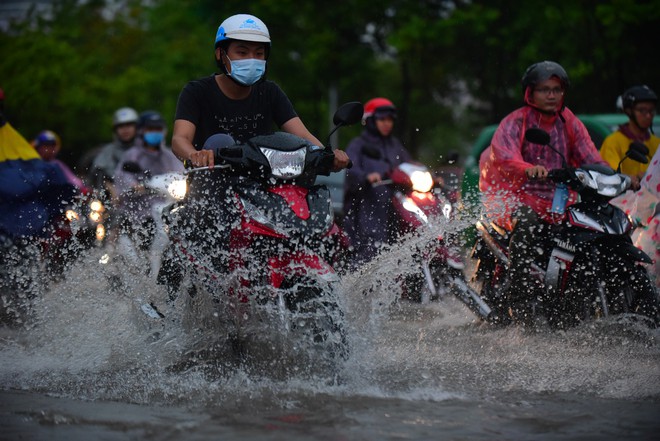 Đường Nguyễn Hữu Cảnh - nước ngập qua đoạn đường không có siêu máy bơm - Ảnh 8.