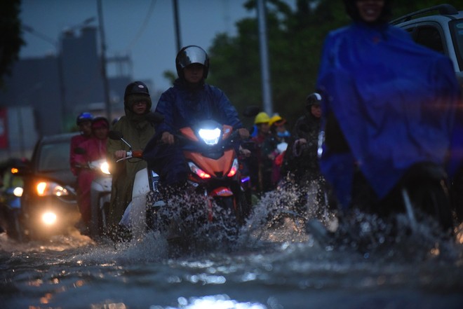 Đường Nguyễn Hữu Cảnh - nước ngập qua đoạn đường không có siêu máy bơm - Ảnh 12.