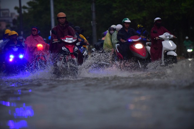 Đường Nguyễn Hữu Cảnh - nước ngập qua đoạn đường không có siêu máy bơm - Ảnh 13.