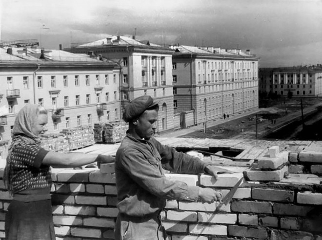 Chùm ảnh ấn tượng về xây dựng các toà nhà chung cư ở Liên Xô - Ảnh 1.