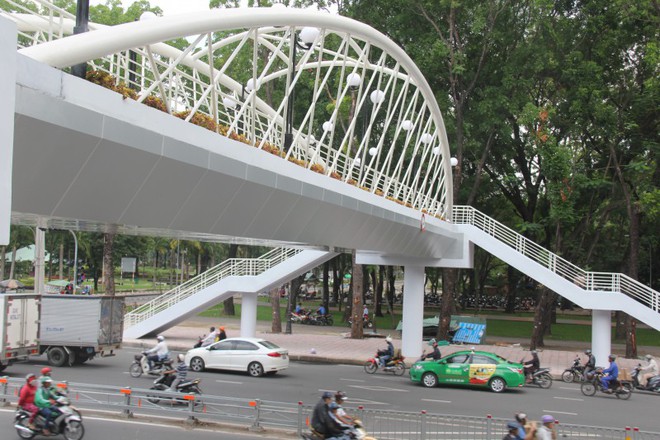 Ngắm cầu bộ hành 11 tỷ ở cửa ngõ sân bay Tân Sơn Nhất - Ảnh 1.