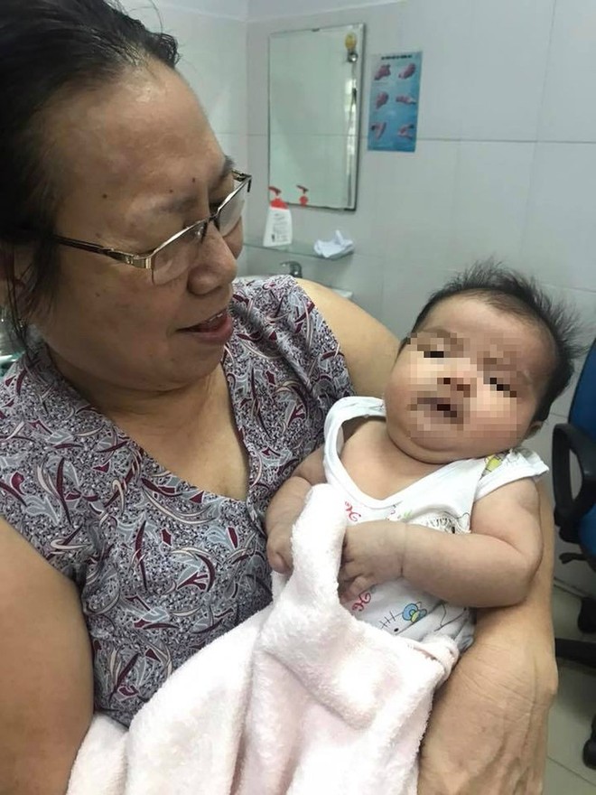 Thót tim cứu bé gái 2 tháng tuổi tím tái do sặc sữa - Ảnh 1.