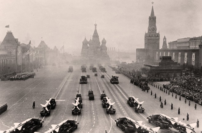 Xem lại hình ảnh các cuộc duyệt binh tại Liên Xô và Nga trong 100 năm qua - Ảnh 7.