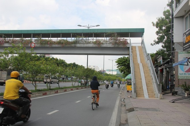 Ngắm cầu bộ hành 11 tỷ ở cửa ngõ sân bay Tân Sơn Nhất - Ảnh 12.