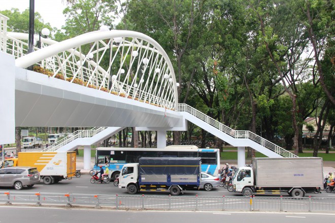Ngắm cầu bộ hành 11 tỷ ở cửa ngõ sân bay Tân Sơn Nhất - Ảnh 3.