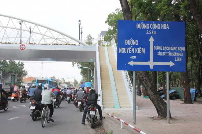Ngắm cầu bộ hành 11 tỷ ở cửa ngõ sân bay Tân Sơn Nhất - Ảnh 4.