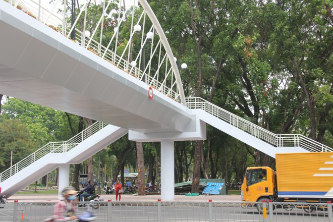 Ngắm cầu bộ hành 11 tỷ ở cửa ngõ sân bay Tân Sơn Nhất - Ảnh 5.