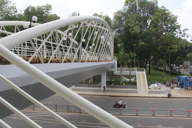 Ngắm cầu bộ hành 11 tỷ ở cửa ngõ sân bay Tân Sơn Nhất - Ảnh 6.