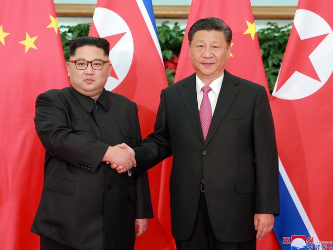 Hội nghị bí mật Trung-Triều: Ông Kim căng thẳng, ông Tập mỉm cười trìu mến - Ảnh 1.