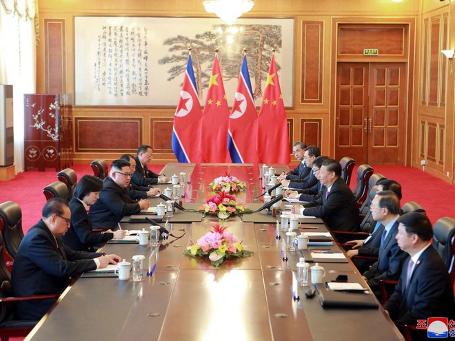 Hội nghị bí mật Trung-Triều: Ông Kim căng thẳng, ông Tập mỉm cười trìu mến - Ảnh 3.