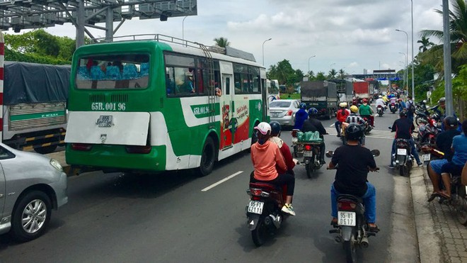 Đưa mẹ đi khám bệnh, bị kẹt cứng ở trạm BOT - Ảnh 1.