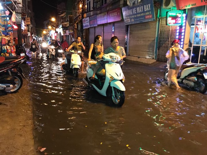 Hà Nội: Hàng trăm xe chết máy sau trận mưa lớn - Ảnh 1.