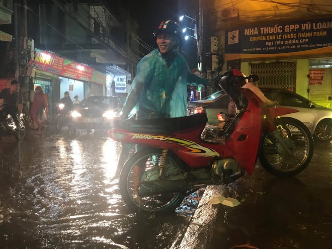 Hà Nội: Hàng trăm xe chết máy sau trận mưa lớn - Ảnh 6.