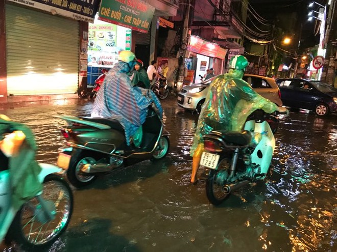 Hà Nội: Hàng trăm xe chết máy sau trận mưa lớn - Ảnh 4.