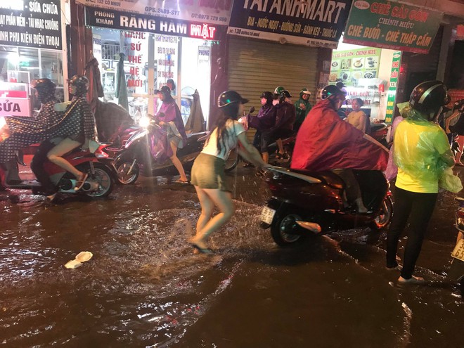 Hà Nội: Hàng trăm xe chết máy sau trận mưa lớn - Ảnh 5.