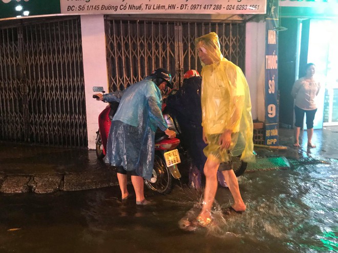 Hà Nội: Hàng trăm xe chết máy sau trận mưa lớn - Ảnh 7.