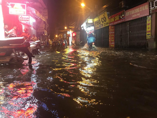 Hà Nội: Hàng trăm xe chết máy sau trận mưa lớn - Ảnh 2.