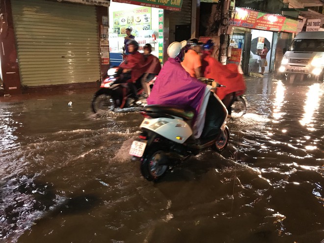 Hà Nội: Hàng trăm xe chết máy sau trận mưa lớn - Ảnh 12.