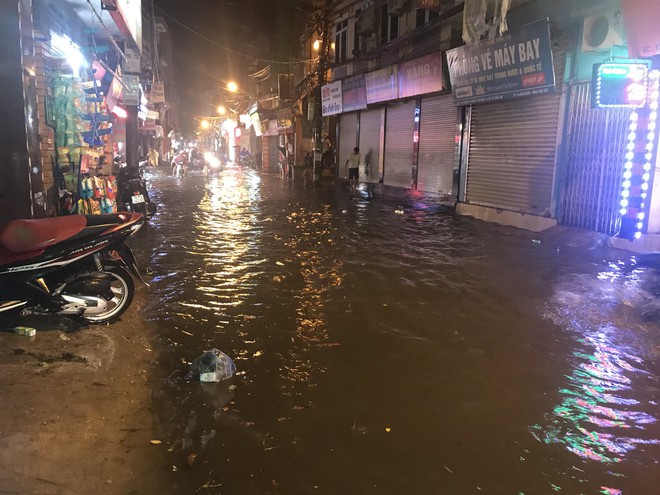 Hà Nội: Hàng trăm xe chết máy sau trận mưa lớn - Ảnh 15.