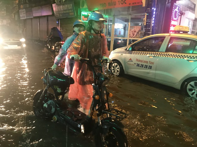 Hà Nội: Hàng trăm xe chết máy sau trận mưa lớn - Ảnh 17.