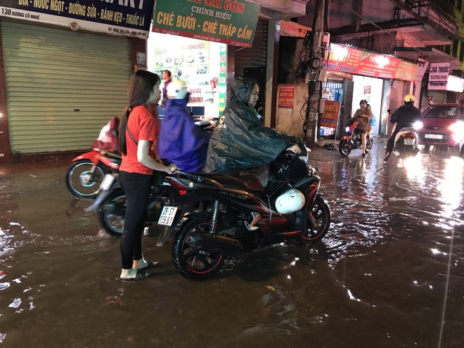 Hà Nội: Hàng trăm xe chết máy sau trận mưa lớn - Ảnh 19.