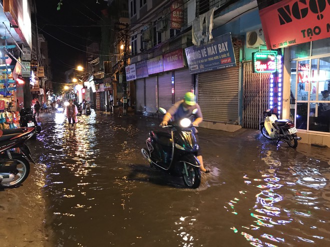 Hà Nội: Hàng trăm xe chết máy sau trận mưa lớn - Ảnh 20.