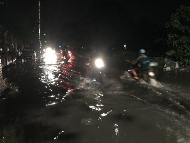 Hà Nội: Hàng trăm xe chết máy sau trận mưa lớn - Ảnh 22.