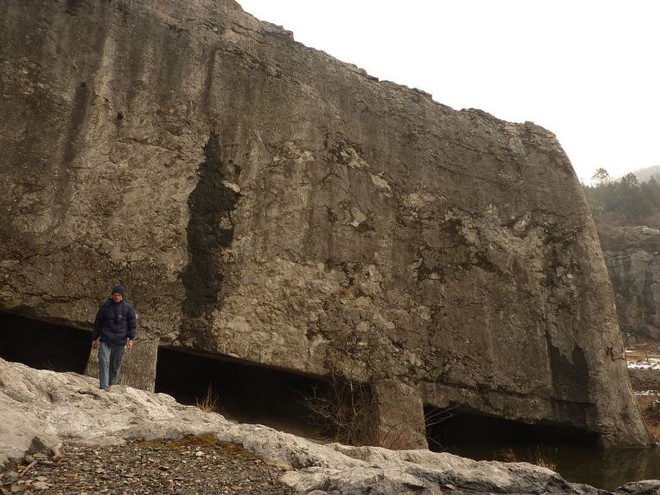 Mysterious stone stele in China: Weighs more than 31,000 tons, almost as tall as the Statue of Liberty - Photo 3.