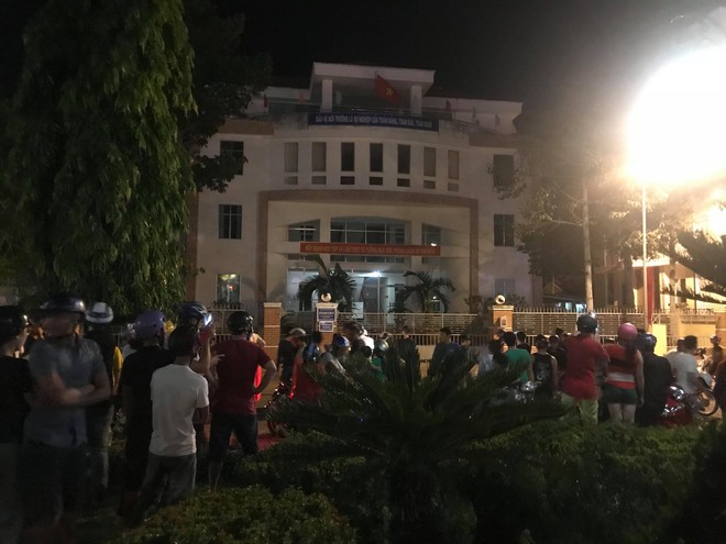 Vụ hàng trăm người đập phá trụ sở UBND tỉnh Bình Thuận: Rất kinh hoàng, không ai tưởng tượng được - Ảnh 6.