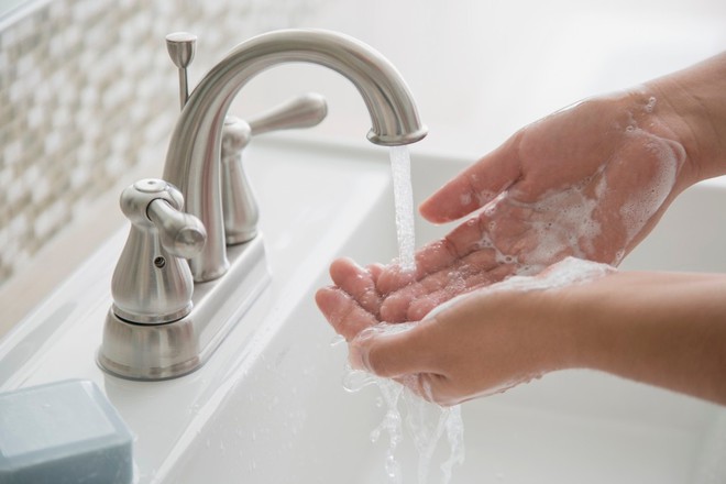 Rửa tay rất quan trọng để phòng bệnh: 10 lỗi rửa tay nhiều người mắc  - Ảnh 3.