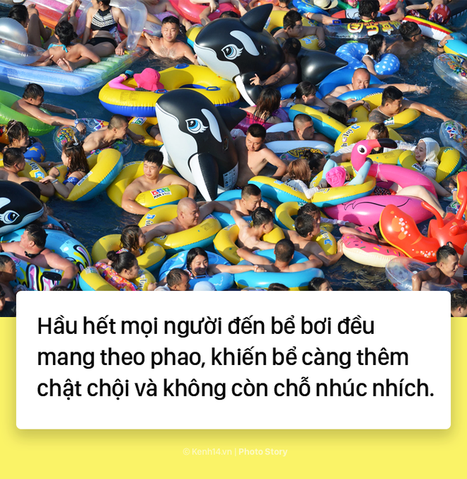 Đến hẹn lại lên: Vừa vào hè, bể bơi ở Trung Quốc đã đông tới mức phải gạt người ra để nhìn thấy nước - Ảnh 4.