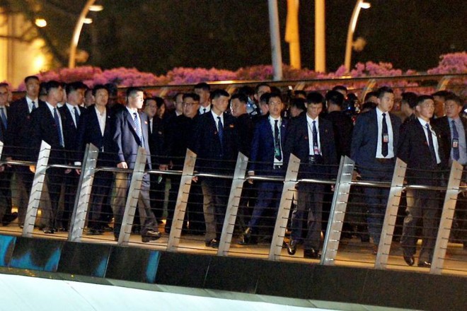 Ông Kim Jong-un bất ngờ xuống phố vãn cảnh đêm Singapore sau một ngày im lặng - Ảnh 5.