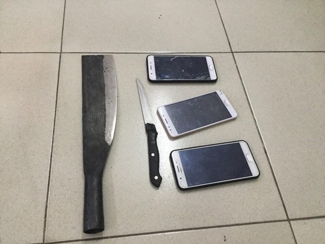 Hai đối tượng dùng dao để đi cướp giật tài sản ở Sài Gòn - Ảnh 1.