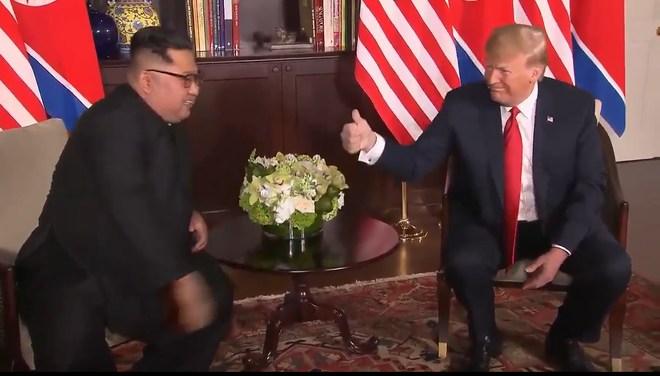 Nhiều lần bắt tay, ông Trump đều là người chủ động mời ông Kim nắm lấy tay mình - Ảnh 6.