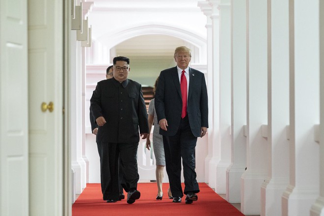 Chùm ảnh: Sự tương tác thú vị giữa Tổng thống Trump và lãnh đạo Triều Tiên Kim Jong-un - Ảnh 9.