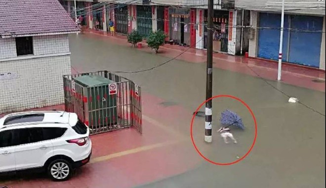Trung Quốc: Mưa bão lớn khiến 4 người bị điện giật chết trên đường phố Quảng Đông - Ảnh 3.