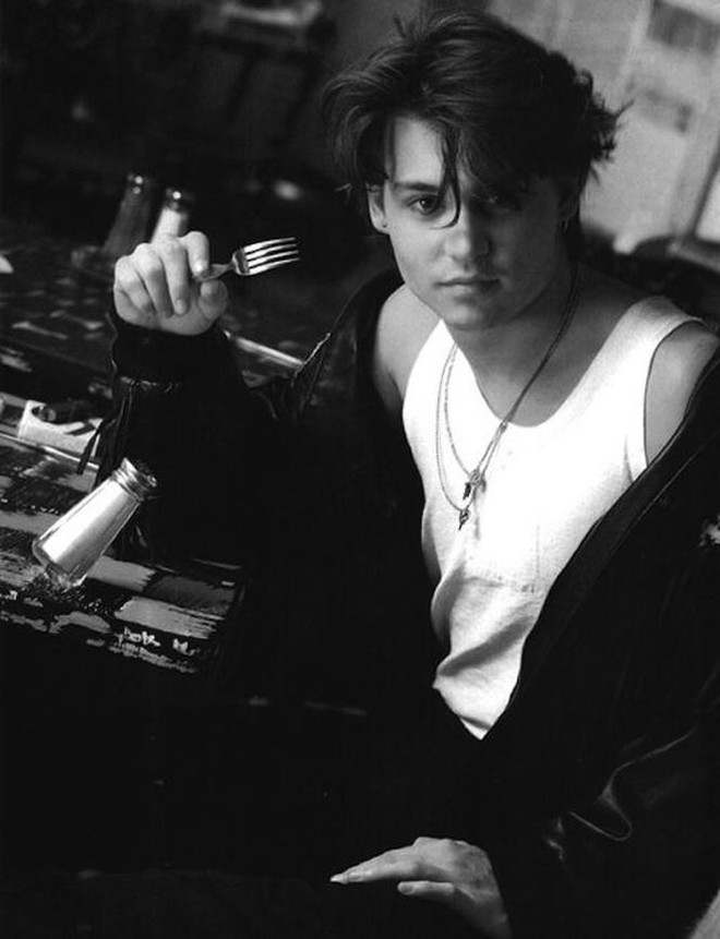 Gây sốc với vẻ ngoài tiều tuỵ, Johnny Depp từng điển trai cỡ nào? - Ảnh 5.