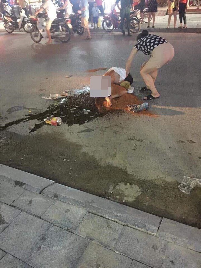 Đánh ghen kinh hoàng: Cô gái bị nhóm phụ nữ lột đồ, đổ nước mắm, muối ớt lên người giữa đường - Ảnh 3.