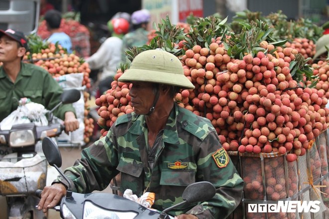 Ảnh: Dân Bắc Giang xếp hàng cả tiếng đồng hồ chờ cân vải - Ảnh 5.