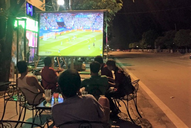 Sát giờ khai mạc World Cup 2018, dân buôn “đỏ mắt” tìm vỉa hè mở quán xem bóng đá - Ảnh 1. Sát giờ khai mạc World Cup 2018, dân buôn “đỏ mắt” tìm vỉa hè mở quán xem bóng đá - Ảnh 1.