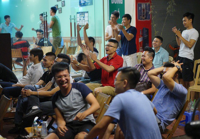 Vì sao đa số hàng quán Việt Nam được phép chiếu World Cup không cần xin phép? - Ảnh 1.