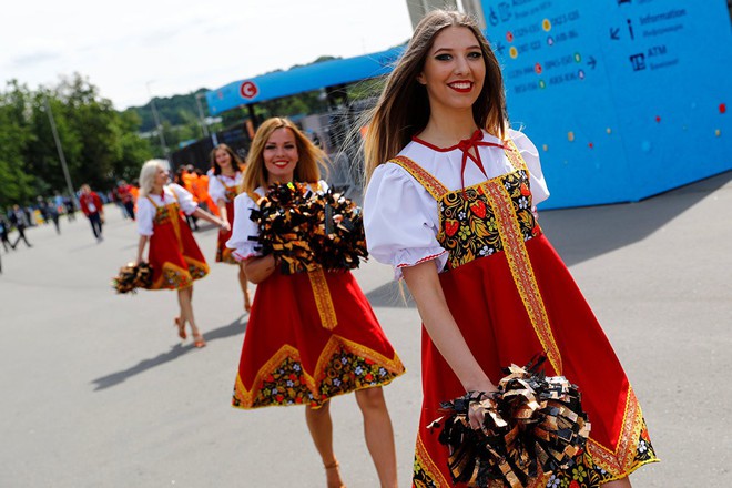 24h qua ảnh: Hoạt náo viên Nga xinh đẹp cổ vũ tại World Cup 2018 - Ảnh 2.