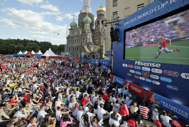 24h qua ảnh: Hoạt náo viên Nga xinh đẹp cổ vũ tại World Cup 2018 - Ảnh 10.