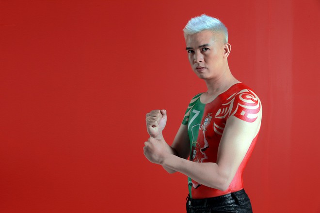 Cuộc đua quả bóng vàng World Cup của Ronaldo và Messi qua nghệ thuật body painting - Ảnh 1.