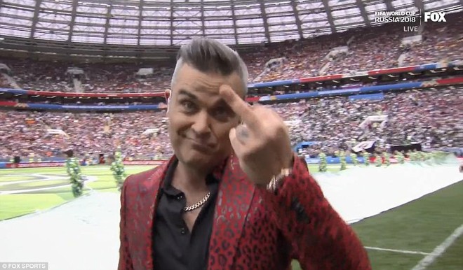 Ca sĩ Robbie Williams có hành động phản cảm, gây phẫn nộ trong lễ khai mạc World Cup 2018 - Ảnh 3.