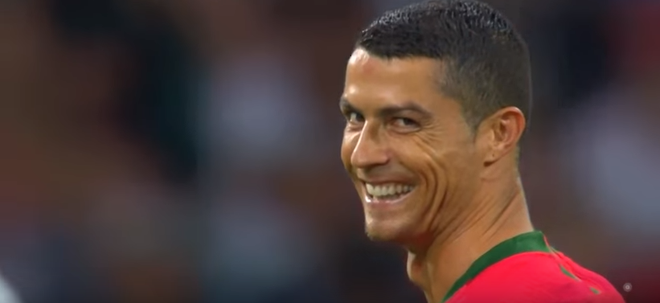 Xem hình Ronaldo thực hiện pha sút penalty đầy nghệ thuật và sau đó cười tươi, chắc chắn bạn sẽ thấy nụ cười trên môi mình nở rộ.