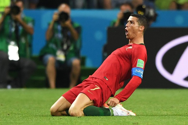 Ronaldo chọc ngoáy Messi bằng độc tác ăn mừng kỳ cục - Ảnh 2.