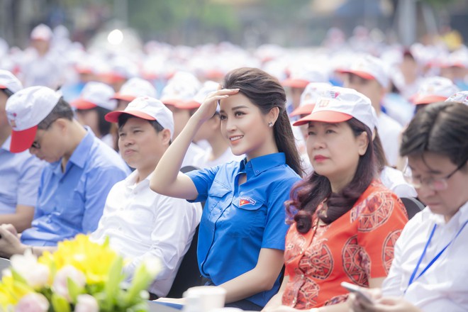 Á hậu Huyền My diễu hành cùng 5.000 đoàn viên trong sự kiện đặc biệt tại Thủ đô - Ảnh 2.