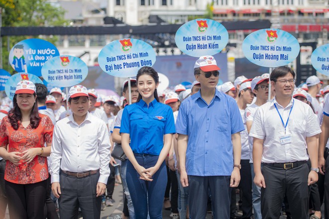 Á hậu Huyền My diễu hành cùng 5.000 đoàn viên trong sự kiện đặc biệt tại Thủ đô - Ảnh 4.