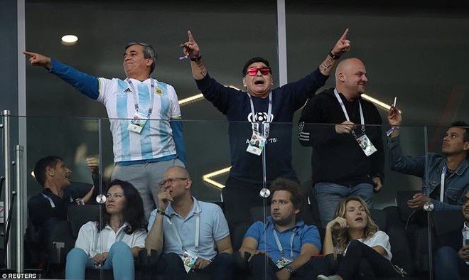 Phớt lờ lệnh cấm, Maradona phì phèo xì gà trên khán đài World Cup - Ảnh 2.
